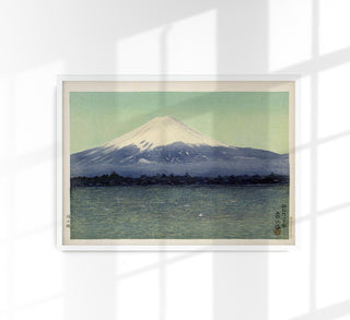 Kunstdruckposter "Lake Kawaguchi" von Watanabe Kako mit traditioneller japanischer Landschaft des Kawaguchi-Sees, ruhigem Wasser und Bergkulisse.