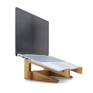 Laptop-Ständer „Elevate“ aus massivem Eichenholz, ergonomisch geformt, stabil und rutschfest, edles Naturholz für stilvolles Arbeiten im Büro oder Homeoffice.
