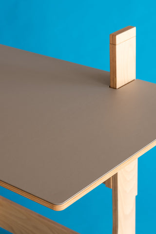 DEXTER – Höhenverstellbarer Schreibtisch | 73–123 cm | Multiplex Buche | Linoleum | Made in Europe