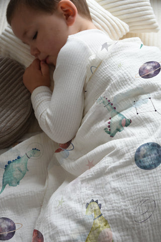 Leslis Kinderbettwäsche „Dino Galaxy“ – Satin | Musselin | OEKO‑TEX