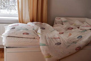 Leslis Kinderbettwäsche „Dino Galaxy“ – Satin | Musselin | OEKO‑TEX