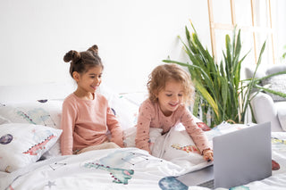 Leslis Kinderbettwäsche „Dino Galaxy“ – Satin | Musselin | OEKO‑TEX