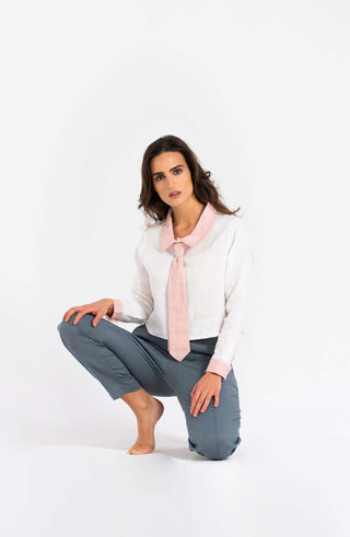 Linen Blouse – 100 % Leinen | Ansteck-Krawatte | Business‑tauglich