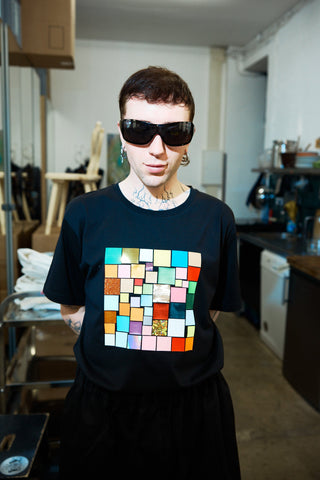 Unisex T‑Shirt mit multicolorem Mosaik‑Quadrat auf der Brust; weicher Baumwoll‑Jersey, flexibler Folienprint, handveredelt und alltagstauglich.

