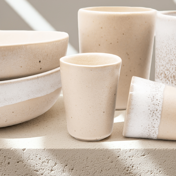 Geschirr Set Mixed – Handgefertigtes Steingut in Weiß & Beige