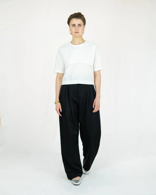 NEUTH - Bundfaltenhose aus tiefschwarzem Lyocell-Twill | hoher Bund | Made in Berlin