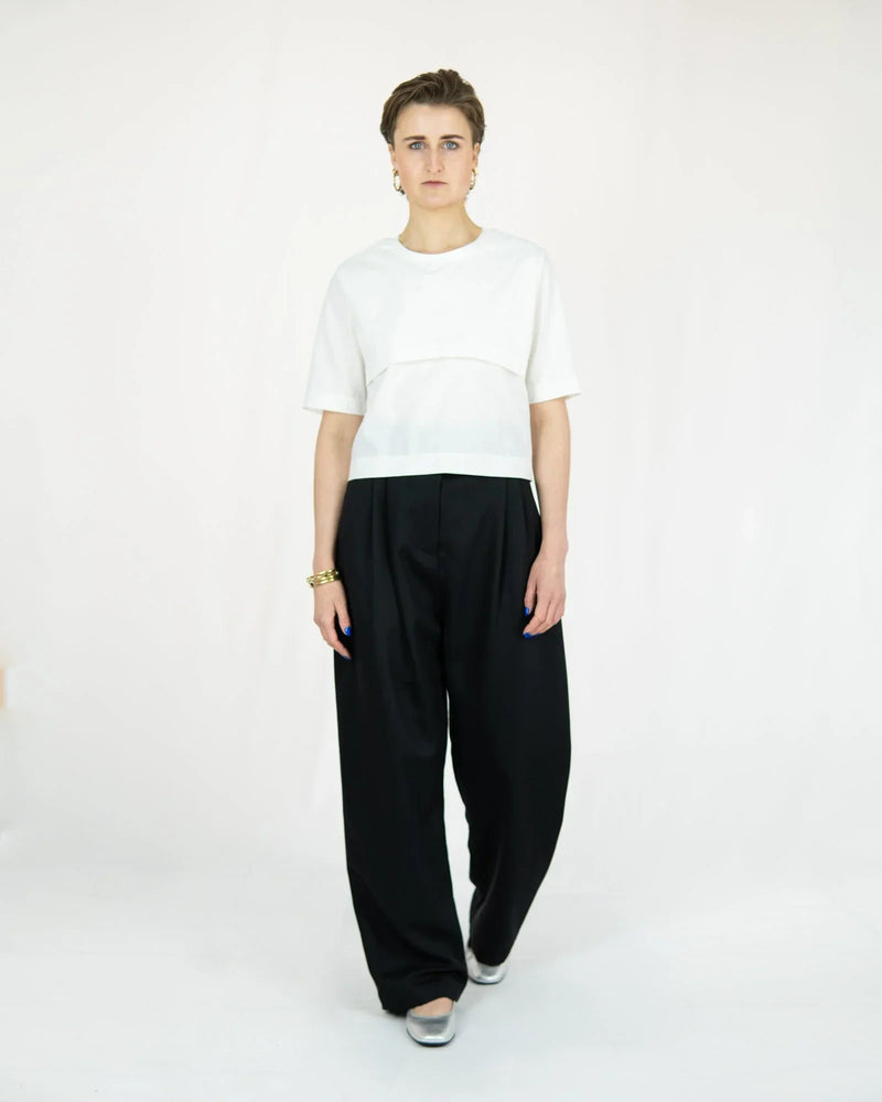 NEUTH Lyocell Twill Pleated Trousers – deep black, high waist, Made in Berlin — Ansicht 3