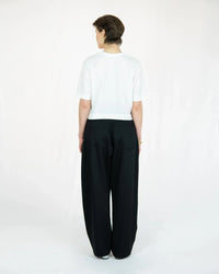 NEUTH Lyocell Twill Pleated Trousers – deep black, high waist, Made in Berlin — Ansicht 5