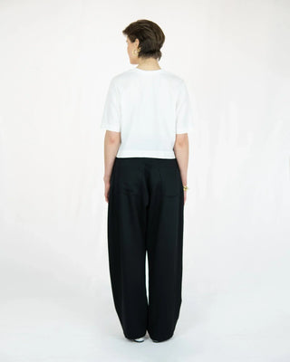 NEUTH - Bundfaltenhose aus tiefschwarzem Lyocell-Twill | hoher Bund | Made in Berlin