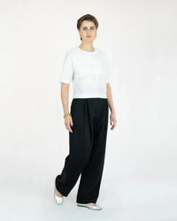 NEUTH Lyocell Twill Pleated Trousers – deep black, high waist, Made in Berlin — Ansicht 4