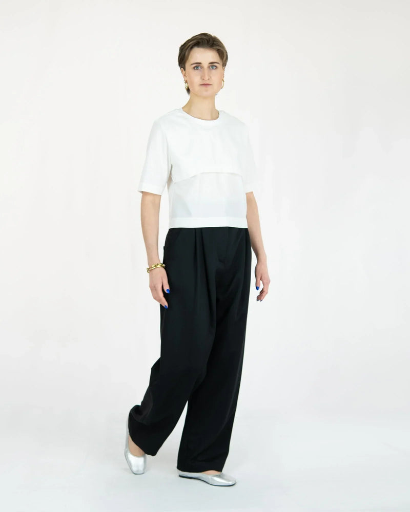NEUTH Lyocell Twill Pleated Trousers – deep black, high waist, Made in Berlin — Ansicht 4