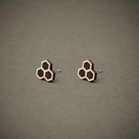 Wooden honeycomb stud earrings – FEINFORMART Handmade — Ansicht 2