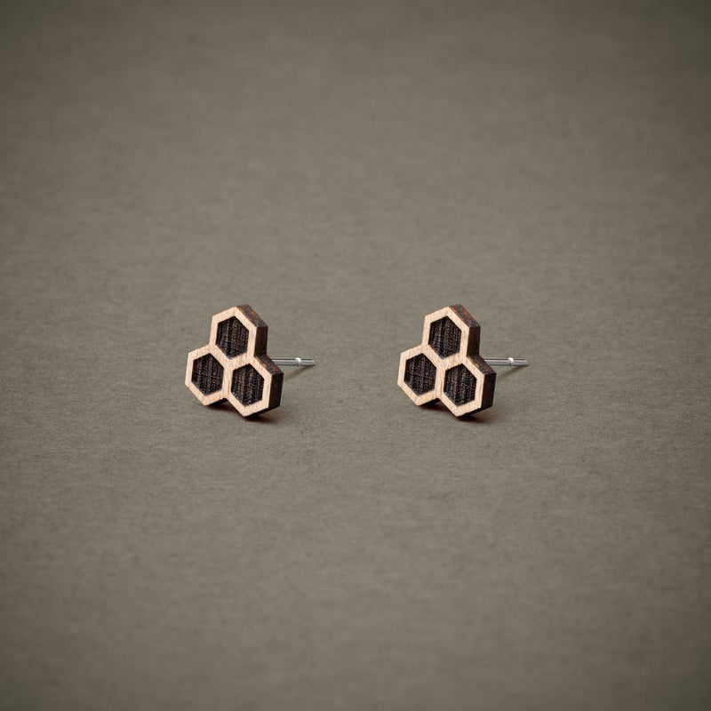 Wooden honeycomb stud earrings – FEINFORMART Handmade — Ansicht 2