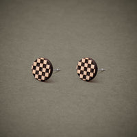 Wooden Checkered Stud Earrings – Handmade — Ansicht 2