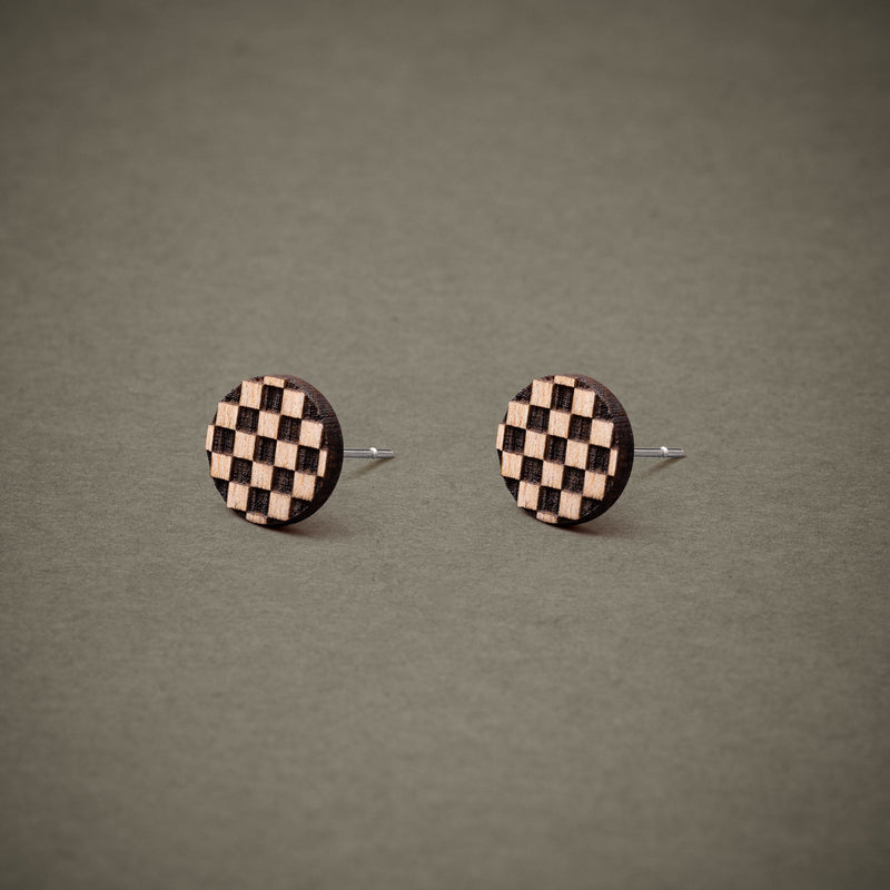 Wooden Checkered Stud Earrings – Handmade — Ansicht 2