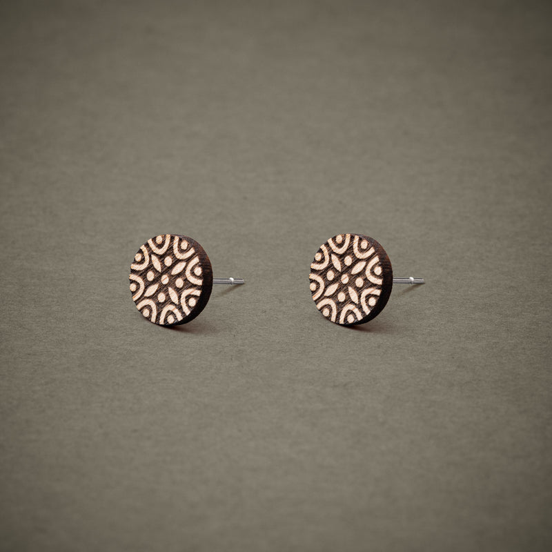 Wooden Stud Earrings Mandala N°2 – Handmade — Ansicht 2