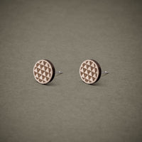 Wooden triangle stud earrings – FEINFORMART Handmade — Ansicht 2