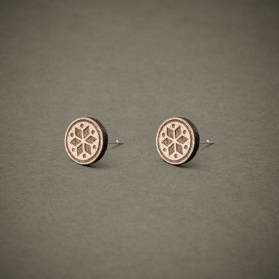 Ohrstecker aus Holz geometrische Blume hell – handgefertigt