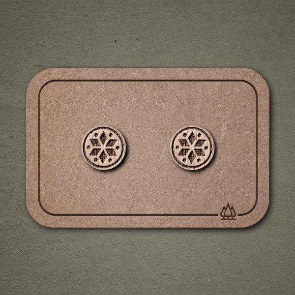Ohrstecker aus Holz geometrische Blume hell – handgefertigt