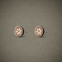 Dark Geometric Flower Wooden Stud Earrings 9mm — Ansicht 2