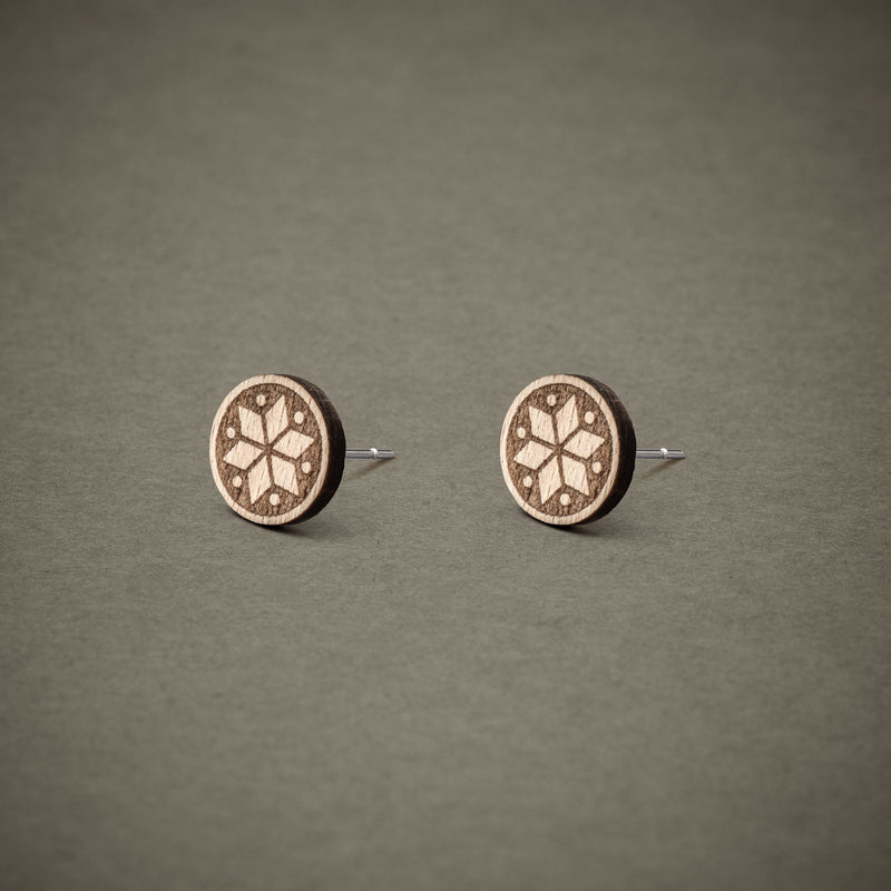 Dark Geometric Flower Wooden Stud Earrings 9mm — Ansicht 2