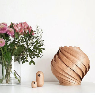 Minimalistisches Design und wunderschöne Holzmaserung, Tischleuchte Gemma aus Eichenholz 