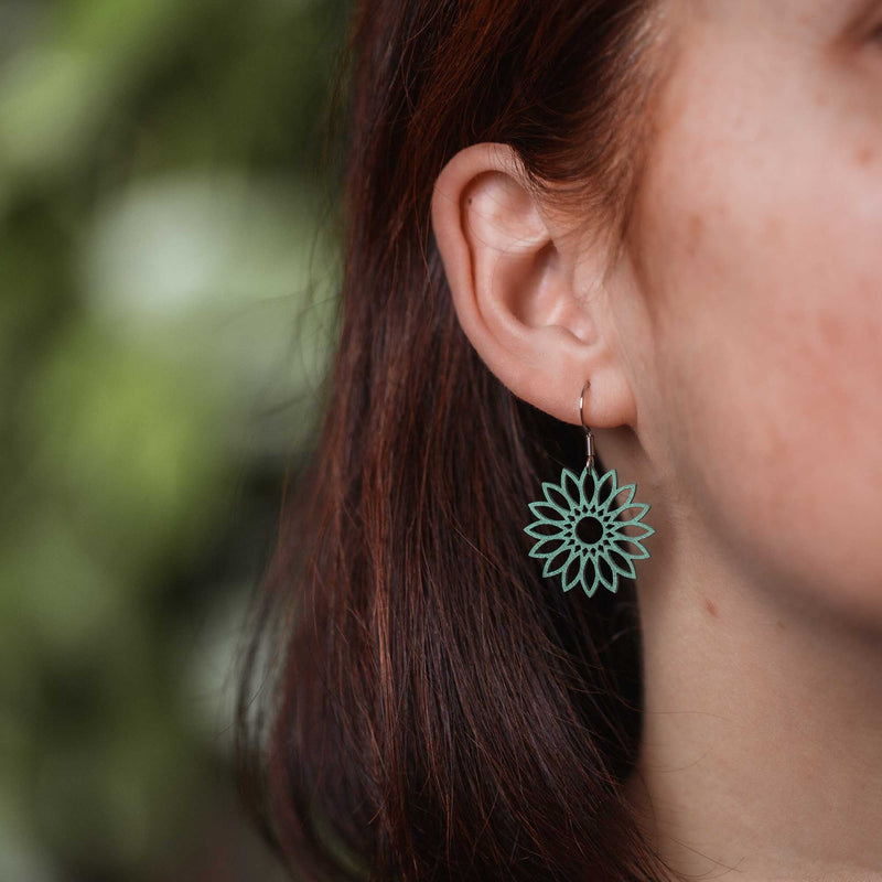 Flower Wooden Drop Earrings – feather-light, delicate, hypoallergenic — Ansicht 7