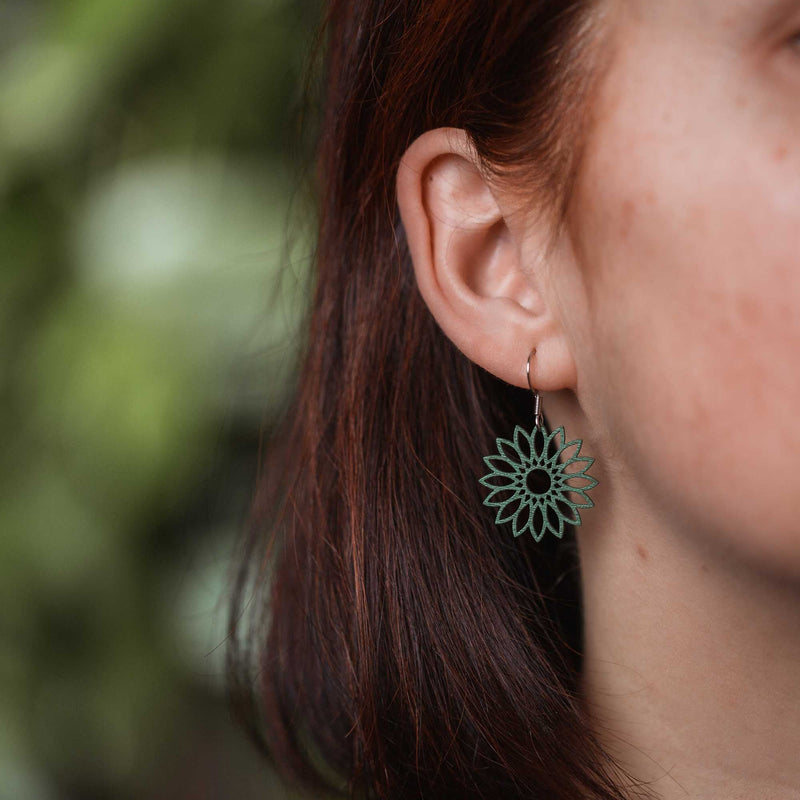 Flower Wooden Drop Earrings – feather-light, delicate, hypoallergenic — Ansicht 17