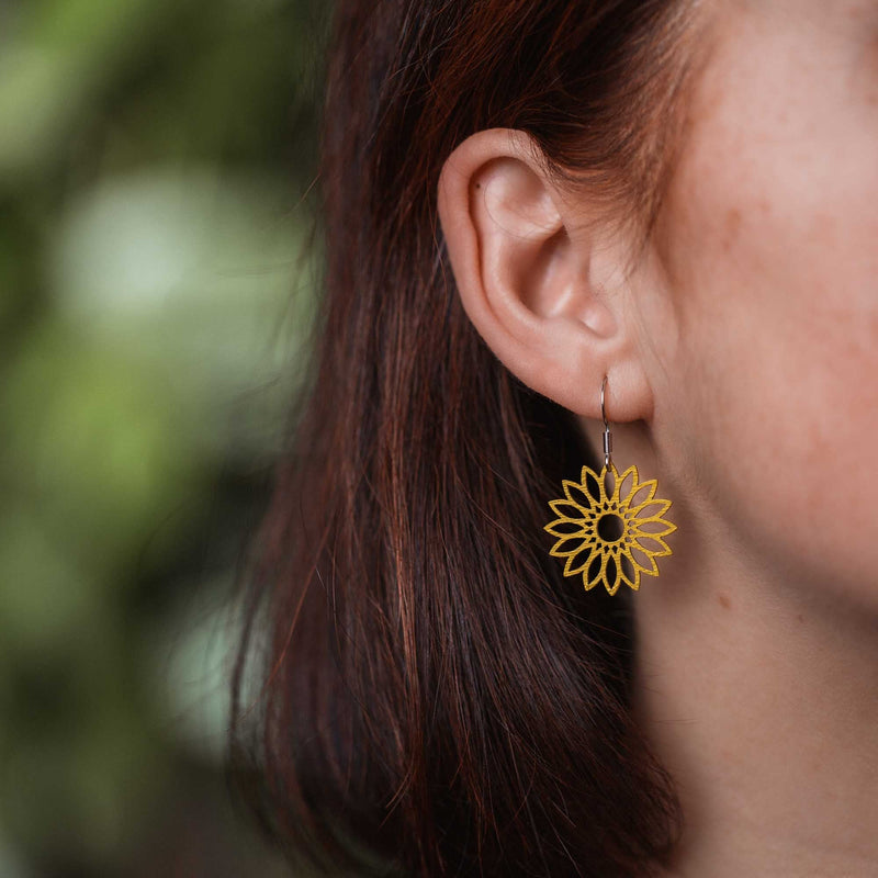 Flower Wooden Drop Earrings – feather-light, delicate, hypoallergenic — Ansicht 2