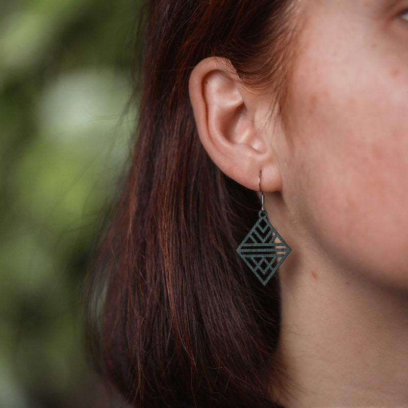 Tribal Echo Wooden Drop Earrings – feather-light, delicate, hypoallergenic — Ansicht 2