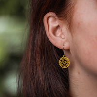 "Sunwheel" Wooden Drop Earrings – feathery light, delicate, hypoallergenic — Ansicht 2