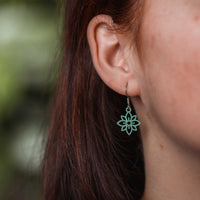 Flower mini wooden earrings - feather-light & anti-allergenic stainless steel studs — Ansicht 2