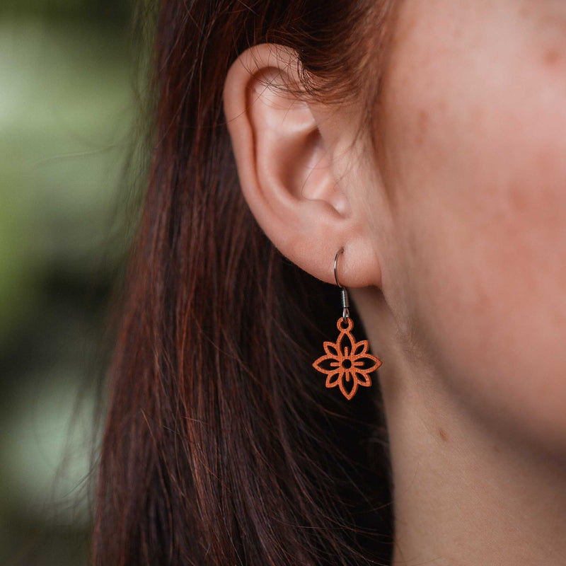 Flower mini wooden earrings - feather-light & anti-allergenic stainless steel studs — Ansicht 7