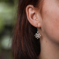 Flower mini wooden earrings - feather-light & anti-allergenic stainless steel studs — Ansicht 17
