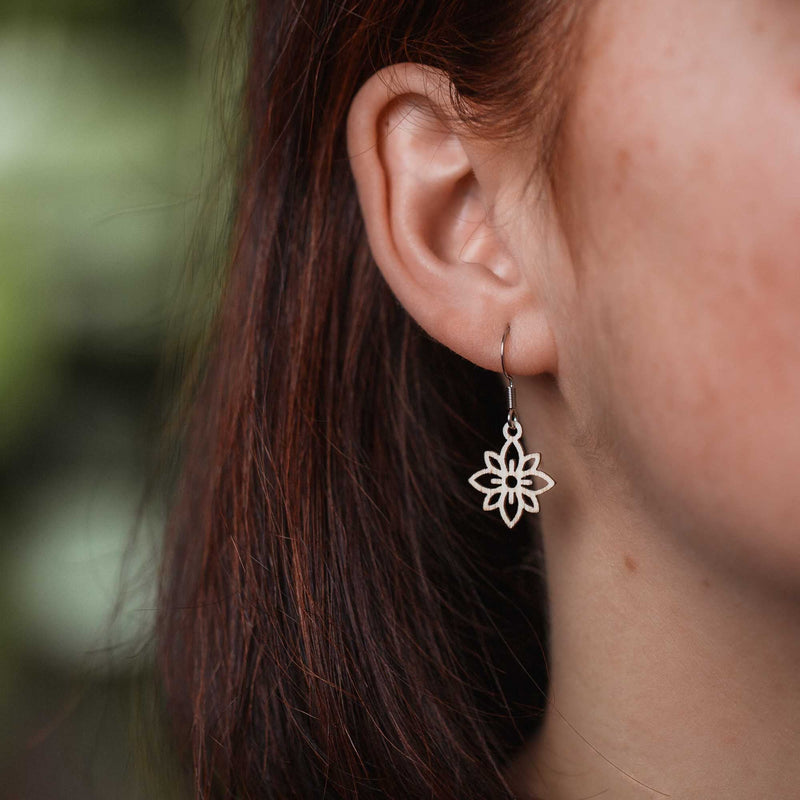 Flower mini wooden earrings - feather-light & anti-allergenic stainless steel studs — Ansicht 17