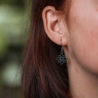Flower mini wooden earrings - feather-light & anti-allergenic stainless steel studs — Ansicht 22