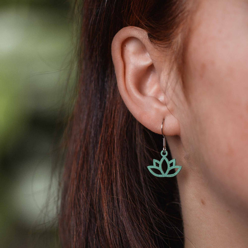 Flower Lotus Wooden Drop Earrings – feather-light and anti-allergenic — Ansicht 7