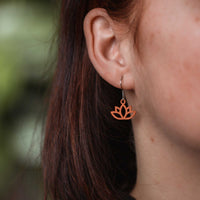 Flower Lotus Wooden Drop Earrings – feather-light and anti-allergenic — Ansicht 12