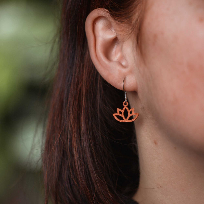 Flower Lotus Wooden Drop Earrings – feather-light and anti-allergenic — Ansicht 12