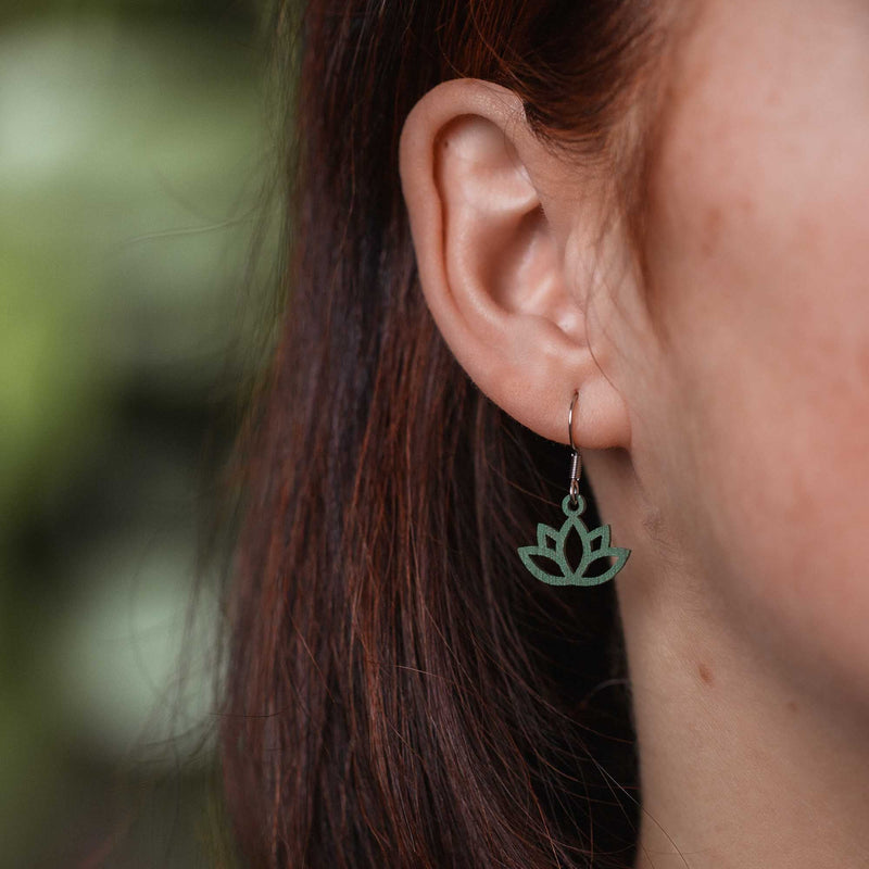 Flower Lotus Wooden Drop Earrings – feather-light and anti-allergenic — Ansicht 17