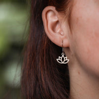 Flower Lotus Wooden Drop Earrings – feather-light and anti-allergenic — Ansicht 2