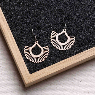 Boho Holzohrringe, filigrane Ohrhänger mit 1 mm dünnem Holzanhänger, antiallergene Edelstahlstecker in Silber, Gold oder Rosé-Gold, sechs Farben, federleicht
