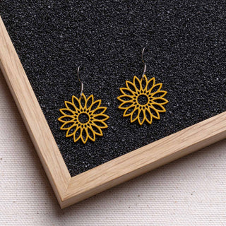 Flower Holzohrringe, filigrane Ohrhänger mit 1 mm dünnem Holzanhänger, antiallergene Edelstahlstecker in Silber, Gold oder Rosé-Gold, sechs Farben, federleicht
