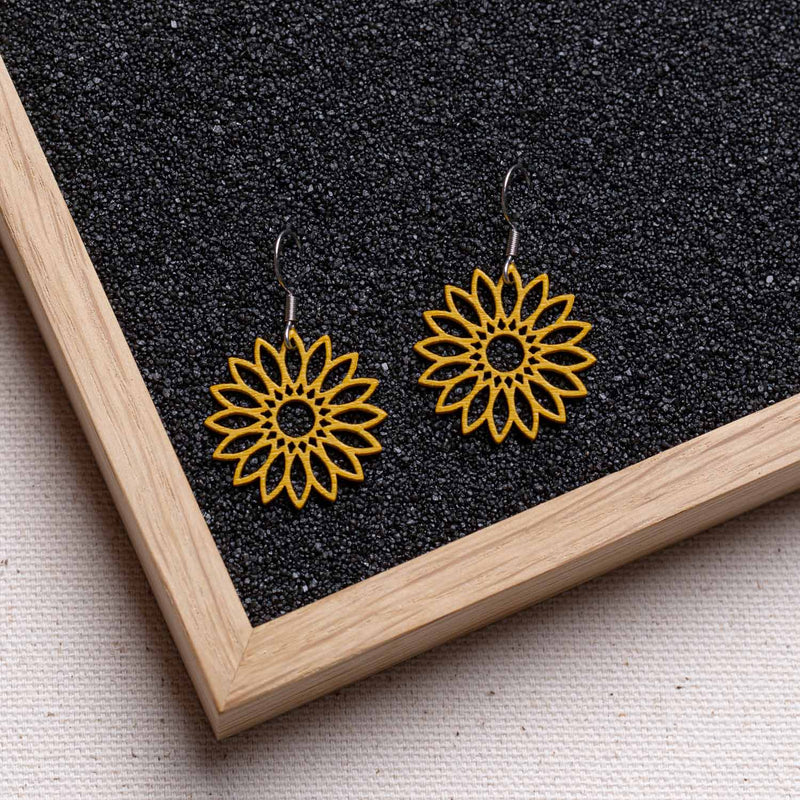 Flower Wooden Drop Earrings – feather-light, delicate, hypoallergenic — Ansicht 1
