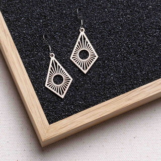 Sunrise Holzohrringe, filigrane Ohrhänger mit 1 mm dünnem Holzanhänger, antiallergene Edelstahlstecker in Silber, Gold oder Rosé-Gold, sechs Farben, federleicht
