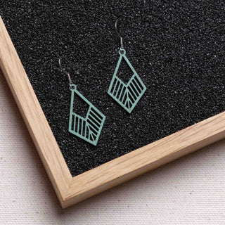 Tribe Holzohrringe, filigrane Ohrhänger mit 1 mm dünnem Holzanhänger, antiallergene Edelstahlstecker in Silber, Gold oder Rosé-Gold, sechs Farben, federleicht
