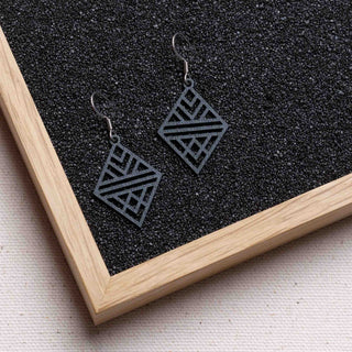 Tribal Echo Holzohrringe, filigrane Ohrhänger mit 1 mm dünnem Holzanhänger, antiallergene Edelstahlstecker in Silber, Gold oder Rosé-Gold, sechs Farben, federleicht
