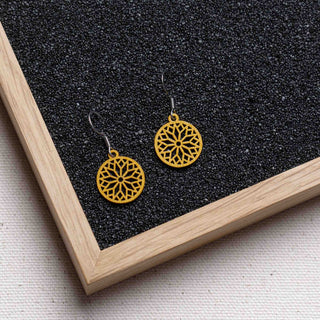 Sunwheel Holzohrringe, filigrane Ohrhänger mit 1 mm dünnem Holzanhänger, antiallergene Edelstahlstecker in Silber, Gold oder Rosé-Gold, sechs Farben, federleicht
