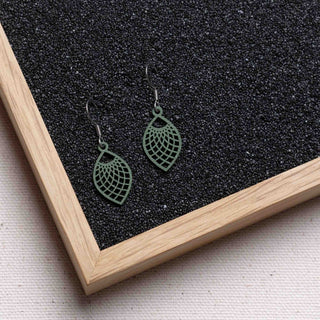 Leaf Holzohrringe, filigrane Ohrhänger mit 1 mm dünnem Holzanhänger, antiallergene Edelstahlstecker in Silber, Gold oder Rosé-Gold, sechs Farben, federleicht
