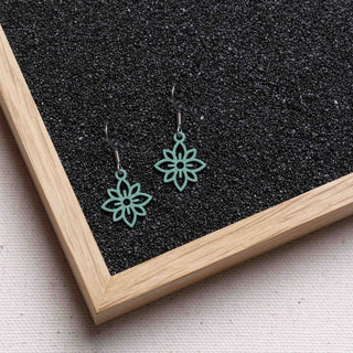 Flower mini Holzohrringe, filigrane Ohrhänger mit 1 mm dünnem Holzanhänger, antiallergene Edelstahlstecker in Silber, Gold oder Rosé-Gold, sechs Farben, federleicht
